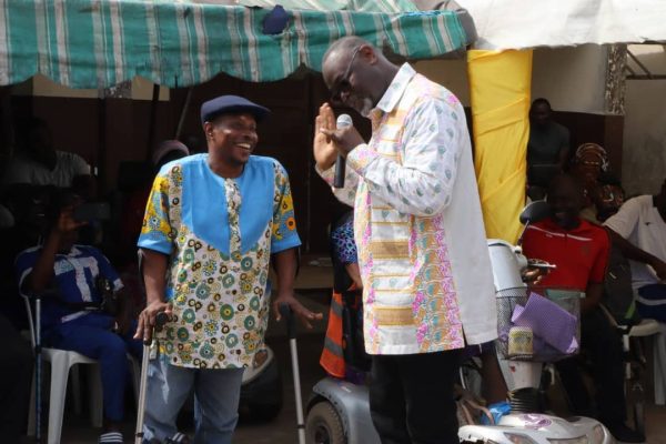 gabon :-le-soutien-de-herve-patrick-opiangah-aux-handicapes-d’akebe